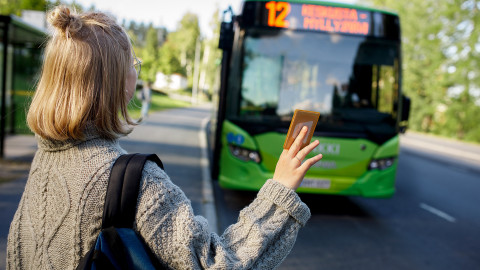 Nainen antaa pysähtymismerkin linja-autolle. Kuva Hanna-Kaisa Hämäläinen
