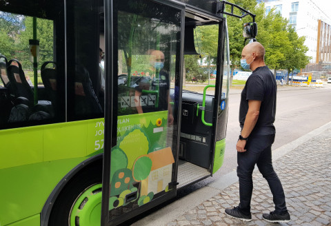 Kasvomaskia käyttävä mies menossa Linkki-linja-autoon. Image Katja Kauppila