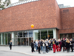 Opiskelijat ovat kokoontuneet Jyväskylän yliopiston päärakennuksen eteen. Kuva Helena Kujala